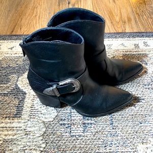 Woman’s size 7 Just Fab Booties